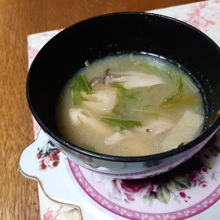 しめじと水菜と油揚げのお味噌汁